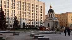 Здание министерства обороны РФ и храм Бориса и Глеба на Арбатской площади в Москве. Архивное фото Здание министерства обороны РФ и храм Бориса и Глеба на Арбатской площади в Москве. Архивное фото