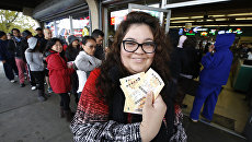 Женщина с лотерейными билетами Powerball максимальный выигрыш которой на данный момент составляет 1,5 миллиарда долларов Женщина с лотерейными билетами Powerball максимальный выигрыш которой на данный момент составляет 1,5 миллиарда долларов