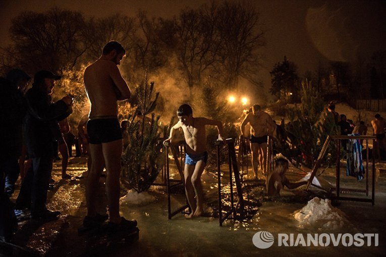 Во время Крещенских купаний на Клязьминском водохранилище в деревне Осташково Мытищинского района Во время Крещенских купаний на Клязьминском водохранилище в деревне Осташково Мытищинского района