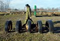 Занятия по взаимодействию военного кинолога и собаки при обнаружении мин и зарядов взрывчатых веществ, а также по преодолению различных препятствий на учебном полигоне Ханкала, расположенного в 7 километрах от Грозного Занятия по взаимодействию военного кинолога и собаки при обнаружении мин и зарядов взрывчатых веществ, а также по преодолению различных препятствий на учебном полигоне Ханкала, расположенного в 7 километрах от Грозного