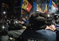Протестующие и сотрудники правоохранительных органов у здания парламента в Кишиневе Протестующие и сотрудники правоохранительных органов у здания парламента в Кишиневе