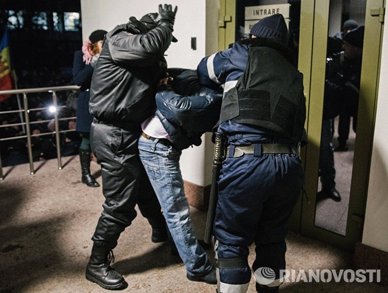 Сотрудники правоохранительных органов производят задержание у здания парламента в Кишиневе Сотрудники правоохранительных органов производят задержание у здания парламента в Кишиневе