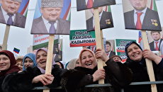 Участники митинга В единстве наша сила в поддержку главы Чечни Рамзана Кадырова на площади перед мечетью имени Ахмата Кадырова в Грозном Участники митинга В единстве наша сила в поддержку главы Чечни Рамзана Кадырова на площади перед мечетью имени Ахмата Кадырова в Грозном