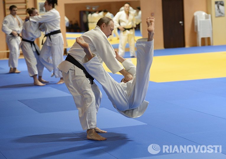 Президент России Владимир Путин на тренировке с членами сборной команды России по дзюдо Президент России Владимир Путин на тренировке с членами сборной команды России по дзюдо