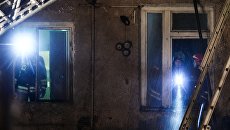 Спасатели во время пожара. Архивное фото Спасатели во время пожара. Архивное фото