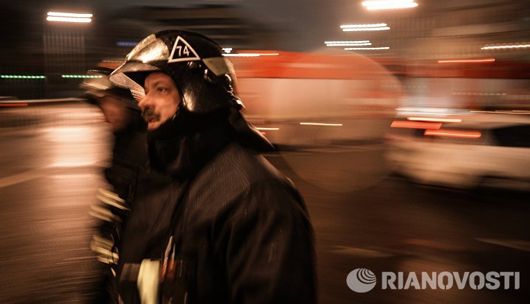 Сотрудники пожарно-спасательных подразделений МЧС на месте пожара в швейном цеху по производству подушек по адресу улица Стромынка, дом 25 в Москве Сотрудники пожарно-спасательных подразделений МЧС на месте пожара в швейном цеху по производству подушек по адресу улица Стромынка, дом 25 в Москве