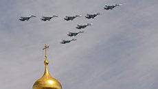 Многоцелевые истребители Су-30СМ и Су-35С во время военного парада Многоцелевые истребители Су-30СМ и Су-35С во время военного парада