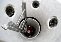 Член экипажа глубоководного аппарата АС-40 Бестер-1 спускается в отсек управления Член экипажа глубоководного аппарата АС-40 Бестер-1 спускается в отсек управления