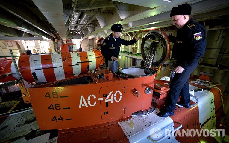 Члены экипажа глубоководного аппарата АС-40 Бестер-1 перед спуском в отсек управления Члены экипажа глубоководного аппарата АС-40 Бестер-1 перед спуском в отсек управления