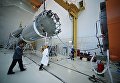 Специалисты в Техническом комплексе космодрома Восточный в Амурской области, где происходит сборка ракеты-носителя Союз-2 Специалисты в Техническом комплексе космодрома Восточный в Амурской области, где происходит сборка ракеты-носителя Союз-2