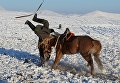 Чабан во время неудачной попытки оседлать необъезженного коня на зимней чабанской стоянке в местечке Чумур-Ой Тес-Хемского кожууна Республики Тыва Чабан во время неудачной попытки оседлать необъезженного коня на зимней чабанской стоянке в местечке Чумур-Ой Тес-Хемского кожууна Республики Тыва