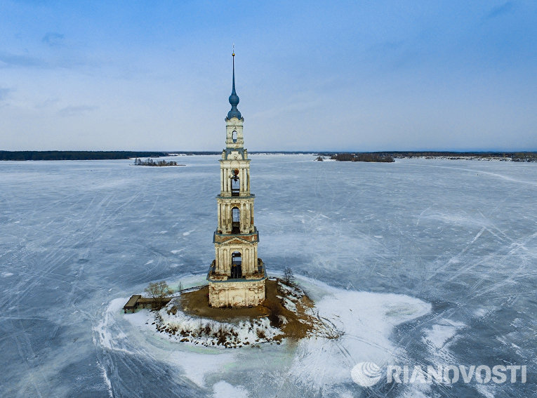 Затопленная водами Угличского водохранилища колокольня Никольского собора Затопленная водами Угличского водохранилища колокольня Никольского собора