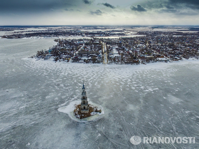 Затопленная водами Угличского водохранилища колокольня Никольского собора Затопленная водами Угличского водохранилища колокольня Никольского собора