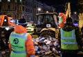 Сотрудники коммунальных служб производят снос незаконно построенных торговых павильонов у метро Маяковская в Москве Сотрудники коммунальных служб производят снос незаконно построенных торговых павильонов у метро Маяковская в Москве