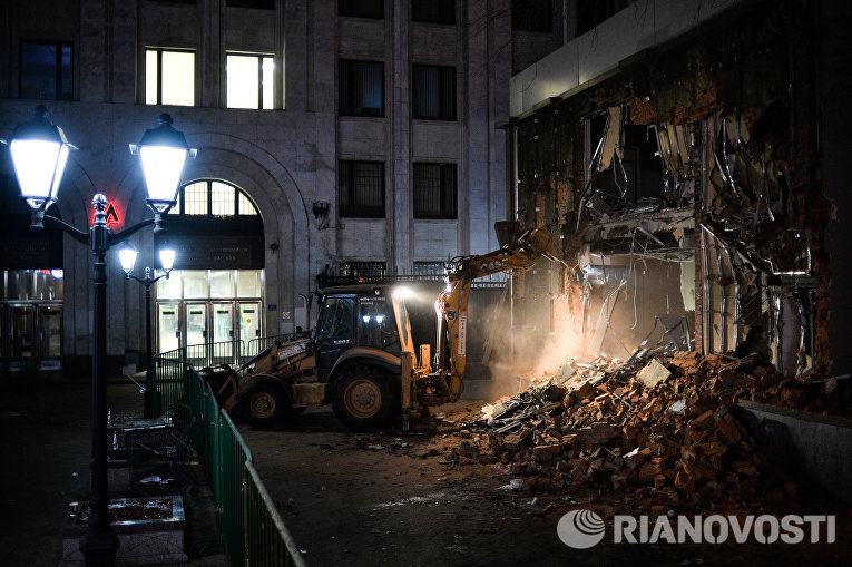 Сотрудники коммунальных служб производят снос незаконно построенных торговых павильонов у метро Арбатская в Москве Сотрудники коммунальных служб производят снос незаконно построенных торговых павильонов у метро Арбатская в Москве