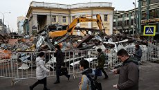 Сотрудники коммунальных служб сносят незаконно построенные торговые павильоны у метро Новослободская в Москве Сотрудники коммунальных служб сносят незаконно построенные торговые павильоны у метро Новослободская в Москве