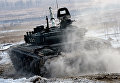 Танк Т-72 на дистанции второго этапа по танкового биатлону Танк Т-72 на дистанции второго этапа по танкового биатлону