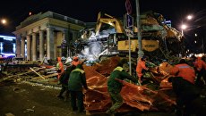 Сотрудники коммунальных служб сносят незаконно построенные торговые павильоны у метро Новослободская в Москве. Архивное фото Сотрудники коммунальных служб сносят незаконно построенные торговые павильоны у метро Новослободская в Москве. Архивное фото