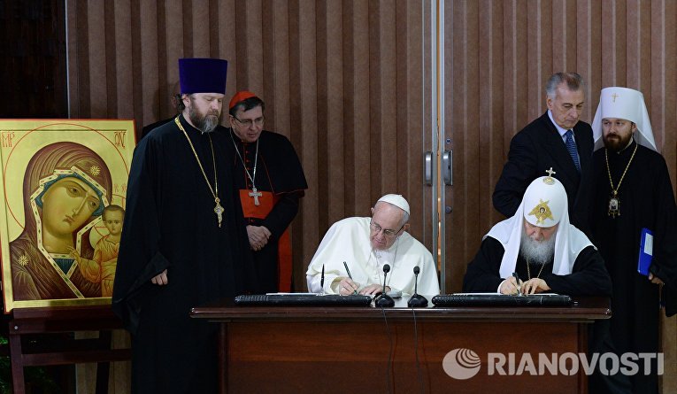 Патриарх Московский и всея Руси Кирилл и папа римский Франциск во время подписания совместной декларации по итогам встречи в Гаване Патриарх Московский и всея Руси Кирилл и папа римский Франциск во время подписания совместной декларации по итогам встречи в Гаване