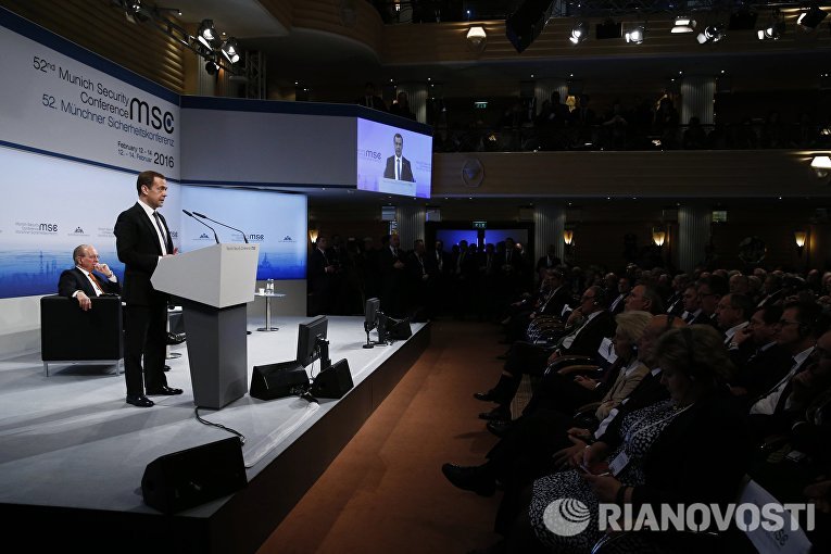 Председатель правительства РФ Дмитрий Медведев выступает на Мюнхенской конференции по вопросам политики безопасности Председатель правительства РФ Дмитрий Медведев выступает на Мюнхенской конференции по вопросам политики безопасности