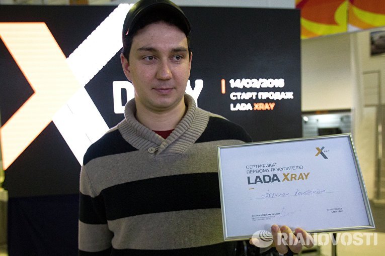 Первый покупатель компактного кроссовера Lada Xray в автосалоне Лада-Центр Юго-Запад в Санкт-Петербурге Первый покупатель компактного кроссовера Lada Xray в автосалоне Лада-Центр Юго-Запад в Санкт-Петербурге