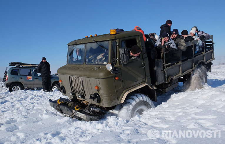 Зрители в кузове грузовика ГАЗ-66 во время ежегодного автомобильного спортивно-туристического внедорожного мероприятия Снежный беспредел Зрители в кузове грузовика ГАЗ-66 во время ежегодного автомобильного спортивно-туристического внедорожного мероприятия Снежный беспредел