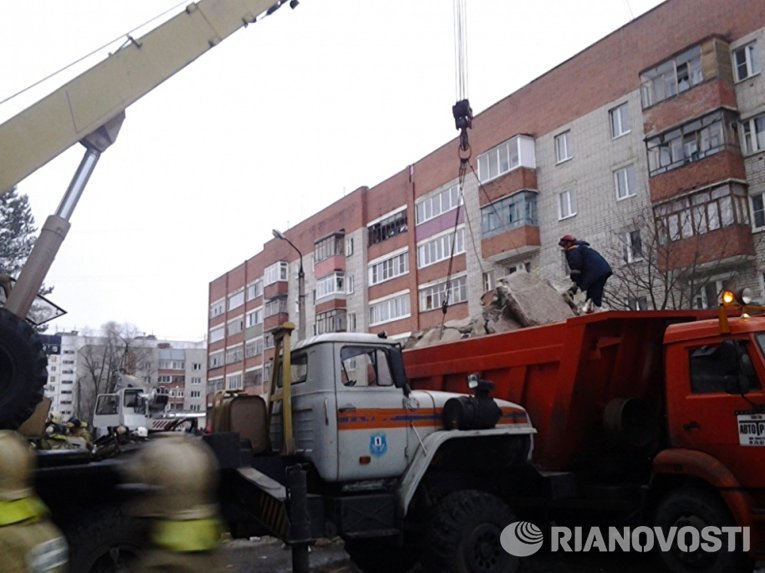 Сотрудники МЧС РФ во время разбора завалов у пострадавшего в результате взрыва бытового газа многоэтажного дома во Фрунзенском районе города Ярославля Сотрудники МЧС РФ во время разбора завалов у пострадавшего в результате взрыва бытового газа многоэтажного дома во Фрунзенском районе города Ярославля