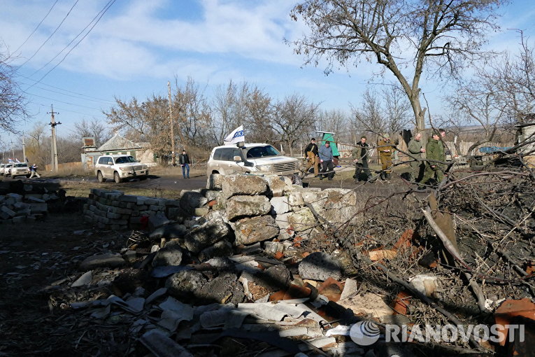 Автомобили ОБСЕ в поселке Зайцево в Донецкой области Автомобили ОБСЕ в поселке Зайцево в Донецкой области