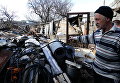 Местный житель у разрушенного дома в поселке Зайцево в Донецкой области Местный житель у разрушенного дома в поселке Зайцево в Донецкой области