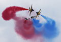 Выступление пилотажной группы Black Eagles из Южной Кореи на авиашоу Singapore Airshow в Сингапуре Выступление пилотажной группы Black Eagles из Южной Кореи на авиашоу Singapore Airshow в Сингапуре