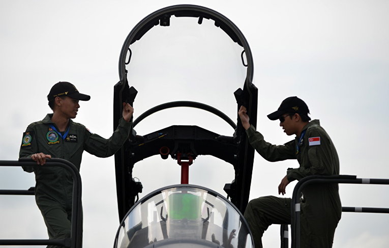 Технический персонал возле истребителя F-16 сингапурских ВВС на авиашоу Singapore Airshow Технический персонал возле истребителя F-16 сингапурских ВВС на авиашоу Singapore Airshow