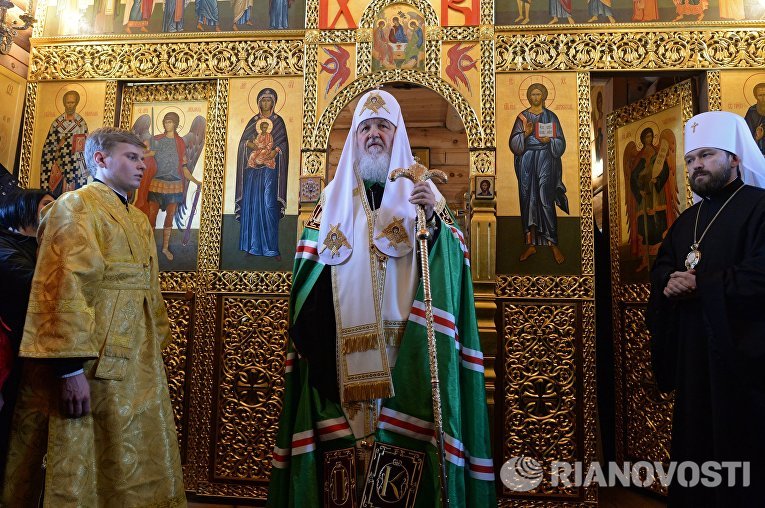 Патриарх Московский и всея Руси Кирилл во время Божественной литургии в храме Живоначальной Троицы во время визита на российскую полярную станцию Беллинсгаузен на острове Ватерлоо в Антарктиде Патриарх Московский и всея Руси Кирилл во время Божественной литургии в храме Живоначальной Троицы во время визита на российскую полярную станцию Беллинсгаузен на острове Ватерлоо в Антарктиде