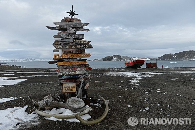 Указатель направлений на различные города на острове Ватерлоо в Антарктиде Указатель направлений на различные города на острове Ватерлоо в Антарктиде