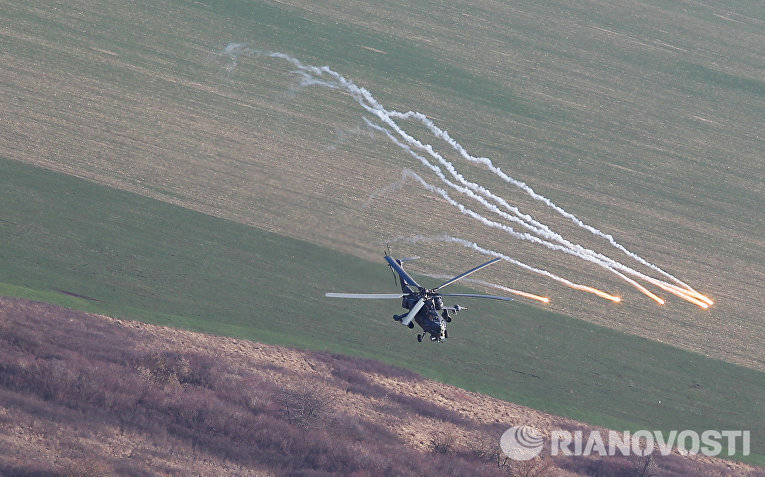 Вертолет Ми-35М во время учебно-тренировочного полета экипажей армейской авиации отдельного вертолетного полка Южного военного округа Вертолет Ми-35М во время учебно-тренировочного полета экипажей армейской авиации отдельного вертолетного полка Южного военного округа