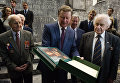 Руководитель администрации президента РФ Сергей Иванов во время осмотра трехмерной панорамы Битва за Берлин. Подвиг знаменосцев Руководитель администрации президента РФ Сергей Иванов во время осмотра трехмерной панорамы Битва за Берлин. Подвиг знаменосцев