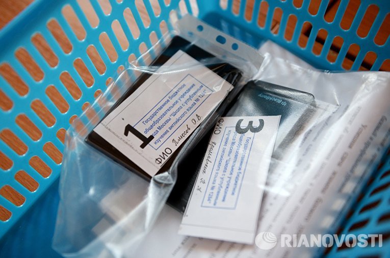 Мобильные телефоны, сданные участниками пробного ЕГЭ по математике, в московской школе с углубленным изучением английского языка № 1284 Мобильные телефоны, сданные участниками пробного ЕГЭ по математике, в московской школе с углубленным изучением английского языка № 1284