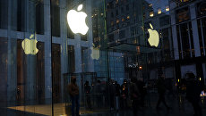 Люди около магазина Apple на Пятой авеню в Нью-Йорке. Архивное фото Люди около магазина Apple на Пятой авеню в Нью-Йорке. Архивное фото