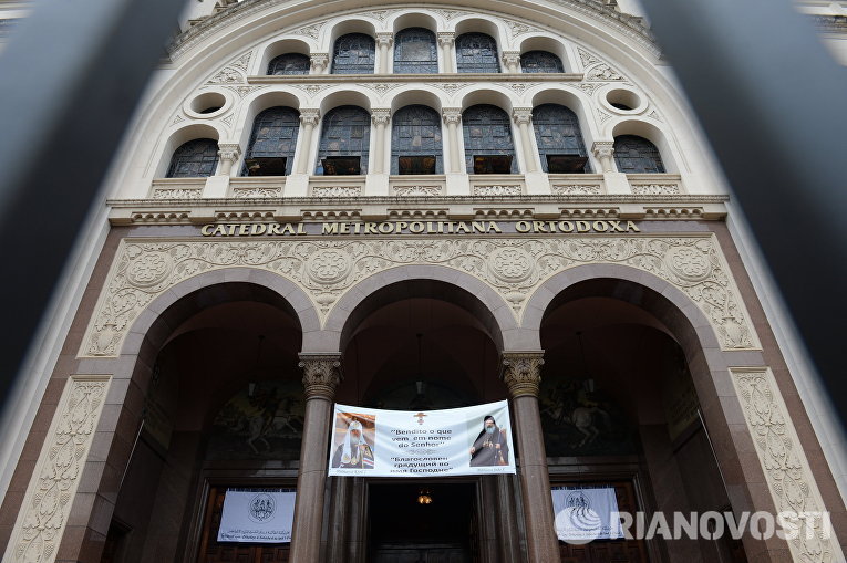 Вход в крупнейший православный храм Латинской Америки - кафедральный собор святого апостола Павла в бразильском городе Сан-Паулу Вход в крупнейший православный храм Латинской Америки - кафедральный собор святого апостола Павла в бразильском городе Сан-Паулу