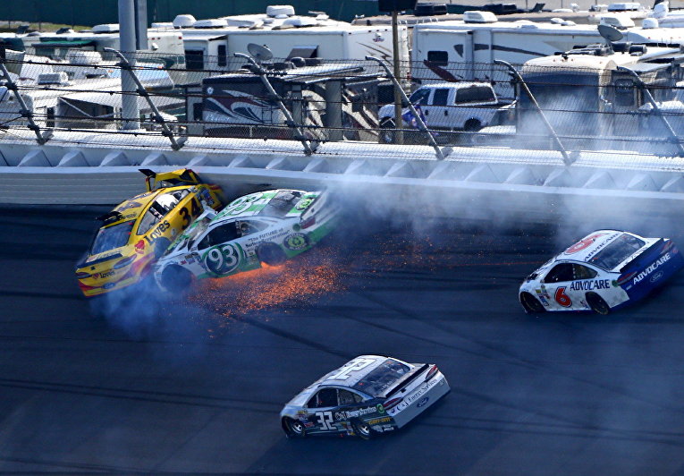 Авария на гонке NASCAR Daytona 500 в Дейтона-Бич, штат Флорида, США Авария на гонке NASCAR Daytona 500 в Дейтона-Бич, штат Флорида, США
