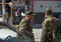 Военнослужащие сирийской армии на одной из улиц Дамаска в первый день перемирия Военнослужащие сирийской армии на одной из улиц Дамаска в первый день перемирия