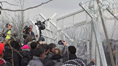 Беженцы пытались тараном проломить забор на границе Греции и Македонии Беженцы пытались тараном проломить забор на границе Греции и Македонии