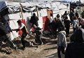 Сотрудники полиции применили слезоточивый газ во время беспорядков в лагере мигрантов Джунгли возле Кале, Франция. 29 февраля 2016 Сотрудники полиции применили слезоточивый газ во время беспорядков в лагере мигрантов Джунгли возле Кале, Франция. 29 февраля 2016