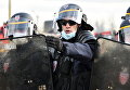 Сотрудники полиции в лагере мигрантов Джунгли возле Кале, Франция. 29 февраля 2016 Сотрудники полиции в лагере мигрантов Джунгли возле Кале, Франция. 29 февраля 2016