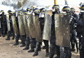 Сотрудники полиции в лагере мигрантов Джунгли возле Кале, Франция. 29 февраля 2016 Сотрудники полиции в лагере мигрантов Джунгли возле Кале, Франция. 29 февраля 2016