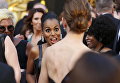 Телеведущая Керри Вашингтон и актриса Дженнифер Гарнер на церемонии вручения премии Оскар в Голливуде, США Телеведущая Керри Вашингтон и актриса Дженнифер Гарнер на церемонии вручения премии Оскар в Голливуде, США