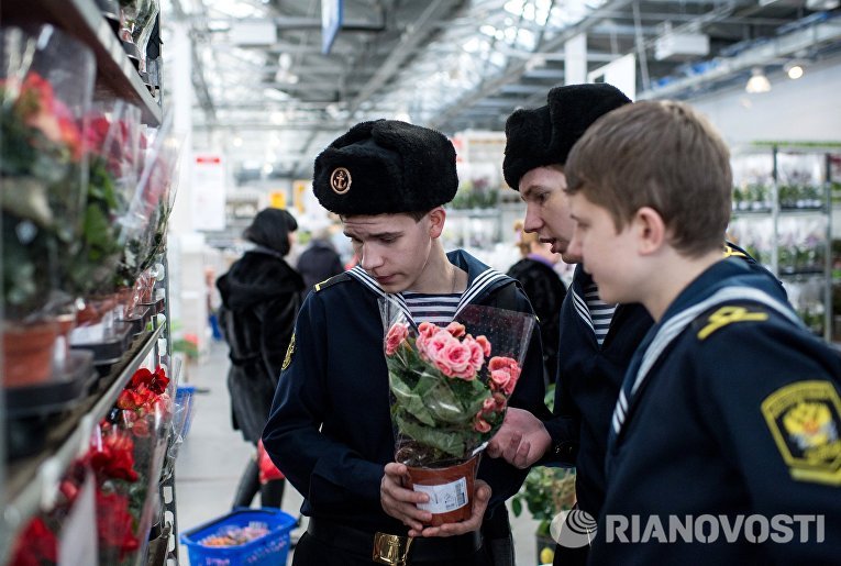 Посетители магазина Икея выбирают цветы в преддверии праздника 8 марта в Омске Посетители магазина Икея выбирают цветы в преддверии праздника 8 марта в Омске