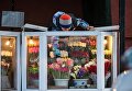Предпраздничная торговля цветами на улице Лермонтова в Омске Предпраздничная торговля цветами на улице Лермонтова в Омске