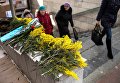Предпраздничная торговля цветами на улице Лермонтова в Омске Предпраздничная торговля цветами на улице Лермонтова в Омске