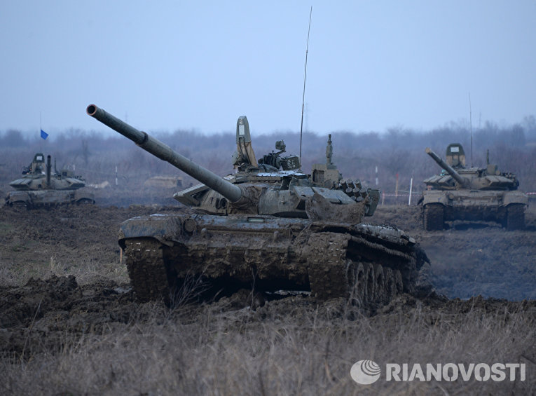 Танк Т-72Б3 17-й отдельной мотострелковой бригады 58-й армии на огневом рубеже во время соревнований по танковому биатлону Танк Т-72Б3 17-й отдельной мотострелковой бригады 58-й армии на огневом рубеже во время соревнований по танковому биатлону