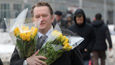 Мужчина с букетами цветов в преддверии праздника 8 марта в Москве Мужчина с букетами цветов в преддверии праздника 8 марта в Москве